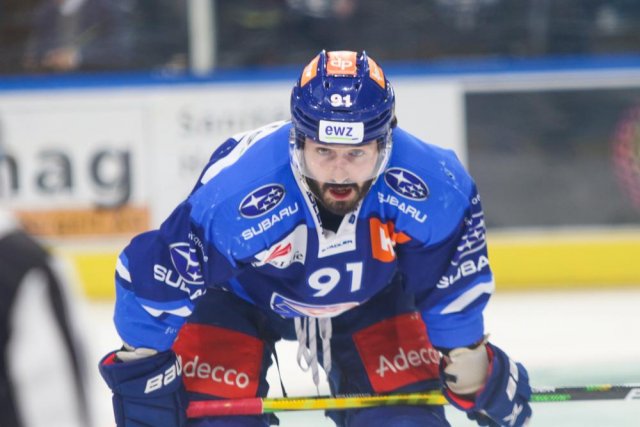 Photo hockey match Zürich - Zug le 25/04/2022