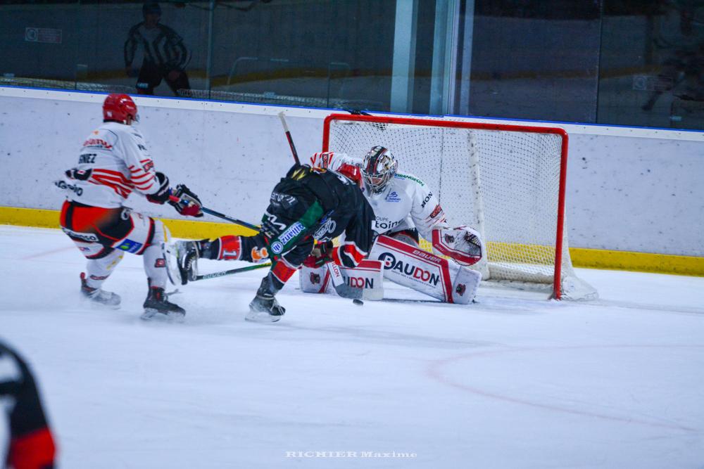 Mont-Blanc 2 - 1 Cholet 