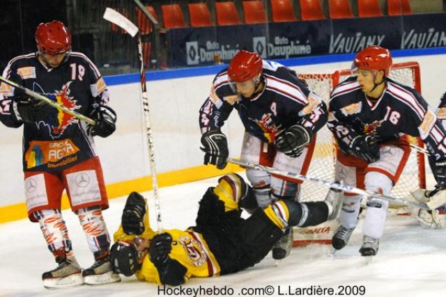 Photo hockey reportage Grenoble s'incline d'un but , 5 à 6 