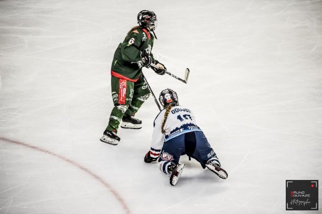 Photo hockey match Cergy-Pontoise / Féminin - Tours / Féminine le 21/01/2023