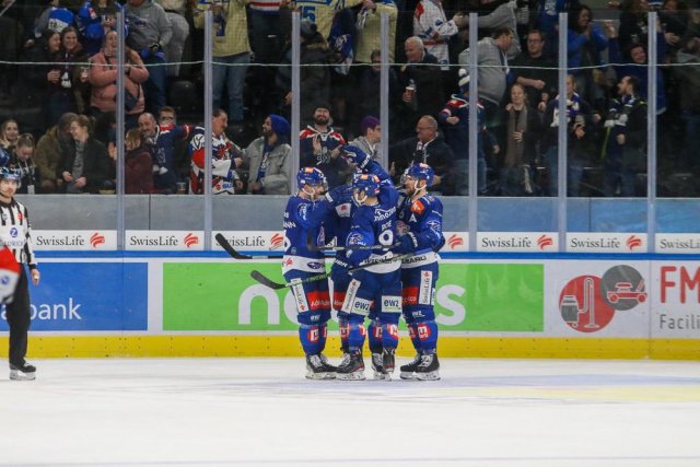 Photo hockey match Zürich - Zug le 26/02/2023
