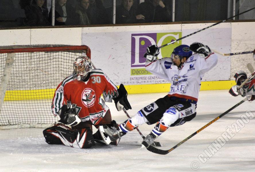 Courbevoie  3 - 8 Brest 