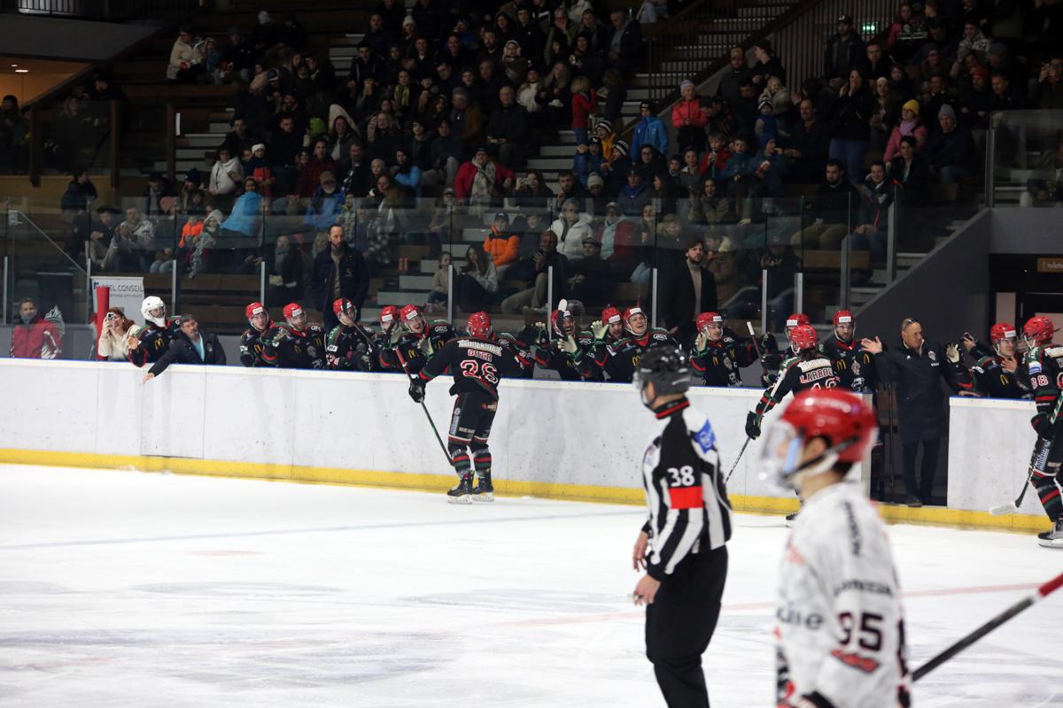 Mont-Blanc 5 - 1 Cholet 