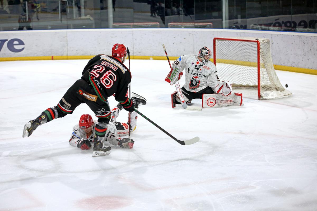 Mont-Blanc 5 - 1 Cholet 