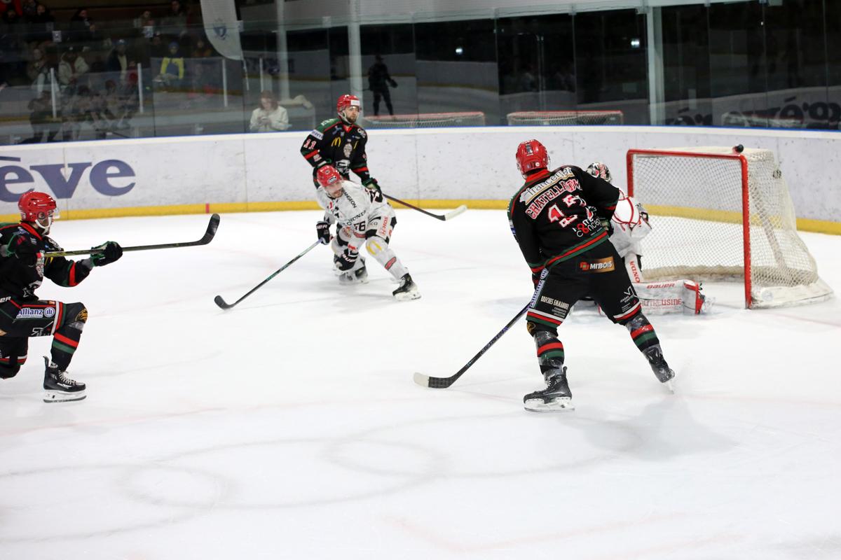 Mont-Blanc 5 - 1 Cholet 