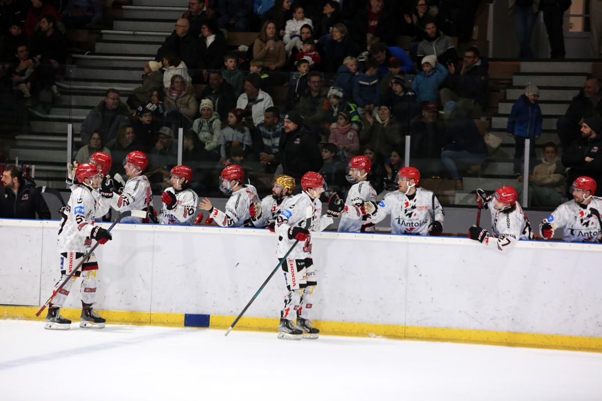 Mont-Blanc 5 - 1 Cholet 