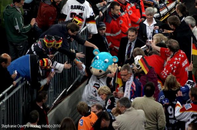 Photo hockey reportage Hockey Mondial 10 : 77 803 !!