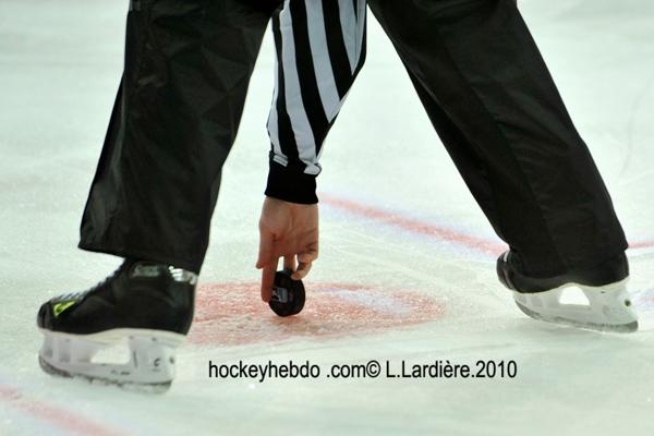 Hockey mondial 10: Le Canada s'envole — Reportage