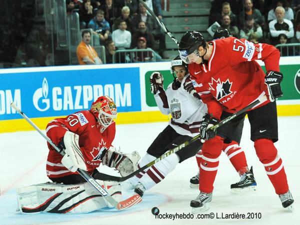 Hockey mondial 10: Le Canada s'envole — Reportage