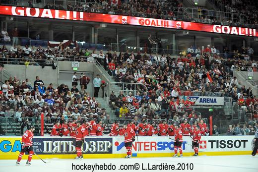 Hockey mondial 10: Le Canada s'envole — Reportage