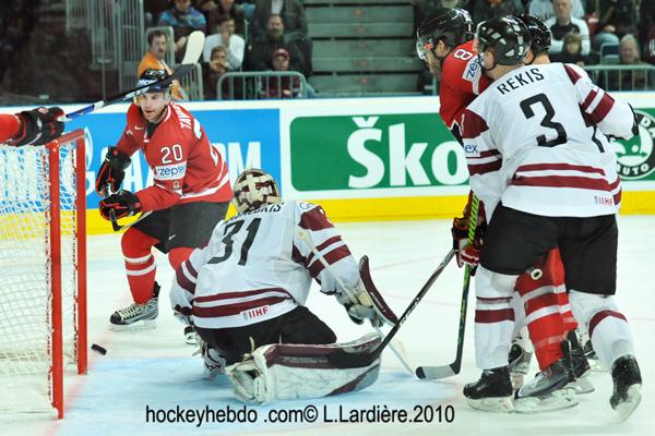 Hockey mondial 10: Le Canada s'envole — Reportage