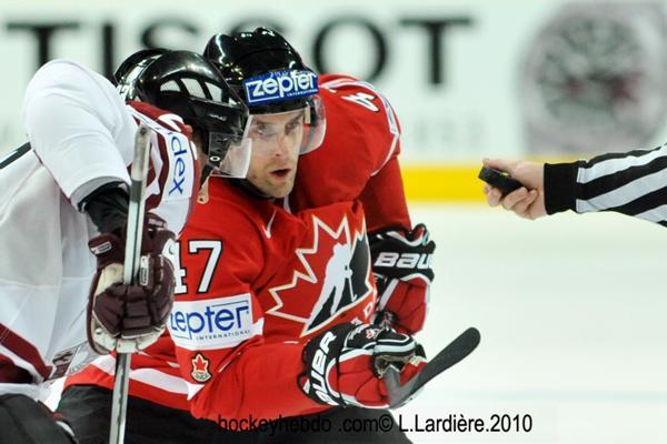 Hockey mondial 10: Le Canada s'envole — Reportage