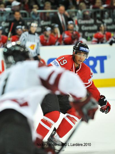 Hockey mondial 10: Le Canada s'envole — Reportage