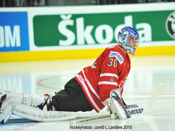 Hockey mondial 10: Le Canada s'envole — Reportage