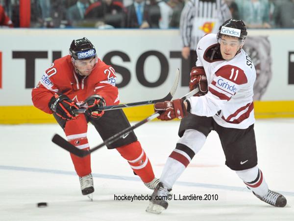 Hockey mondial 10: Le Canada s'envole — Reportage