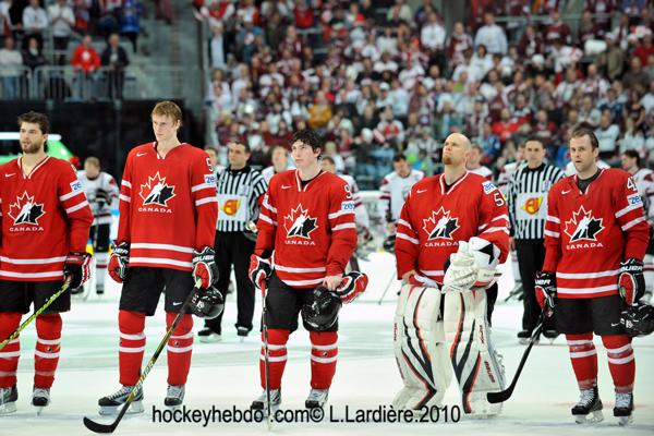 Hockey mondial 10: Le Canada s'envole — Reportage