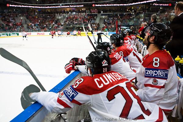 Hockey mondial 10: Le Canada écrasé — Reportage