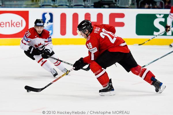 Hockey mondial 10: Le Canada écrasé — Reportage