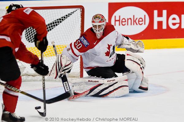 Hockey mondial 10: Le Canada écrasé — Reportage