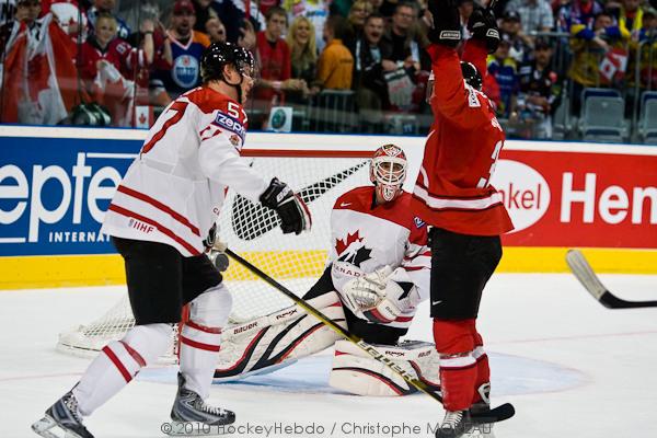 Hockey mondial 10: Le Canada écrasé — Reportage