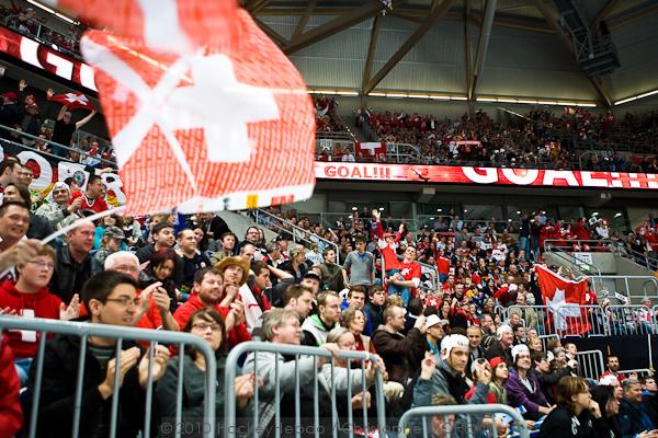 Hockey mondial 10: Le Canada écrasé — Reportage