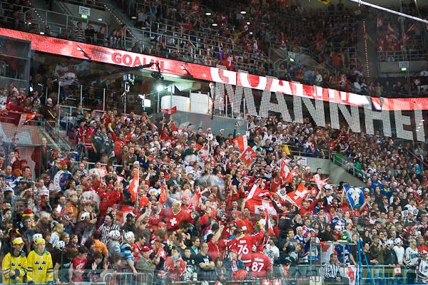 Hockey mondial 10: Le Canada écrasé — Reportage
