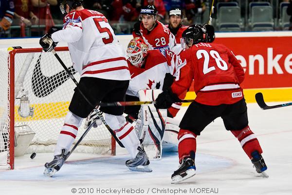 Hockey mondial 10: Le Canada écrasé — Reportage