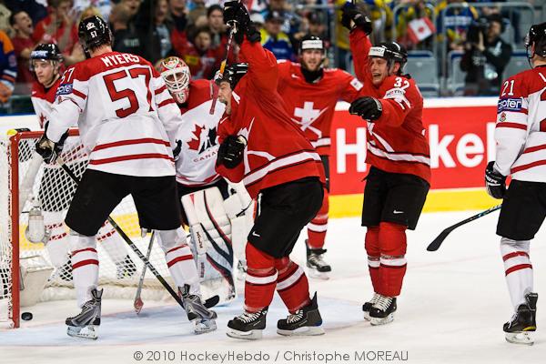 Hockey mondial 10: Le Canada écrasé — Reportage