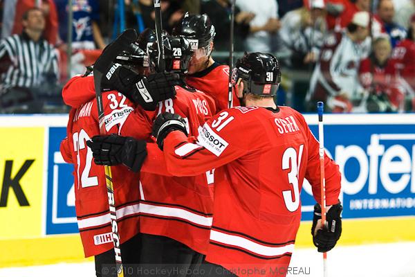 Hockey mondial 10: Le Canada écrasé — Reportage