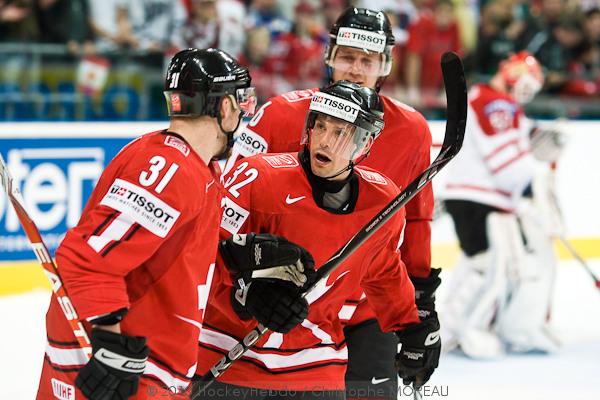 Hockey mondial 10: Le Canada écrasé — Reportage