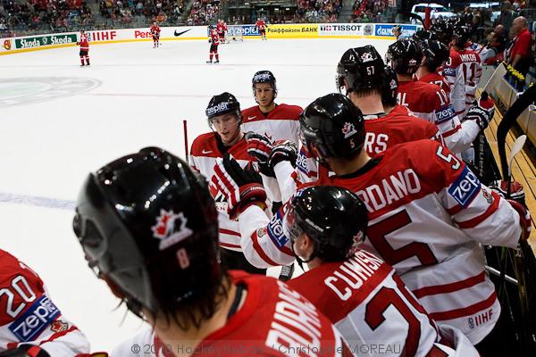 Hockey mondial 10: Le Canada écrasé — Reportage