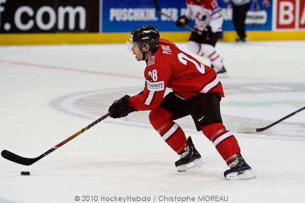 Hockey mondial 10: Le Canada écrasé — Reportage