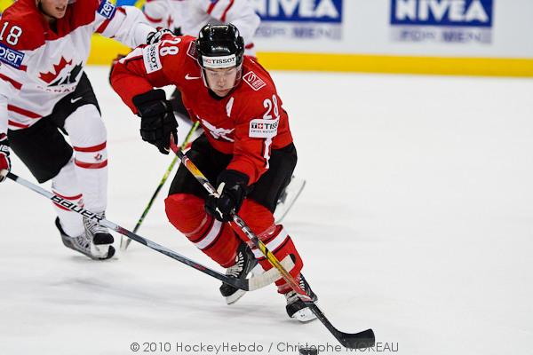 Hockey mondial 10: Le Canada écrasé — Reportage