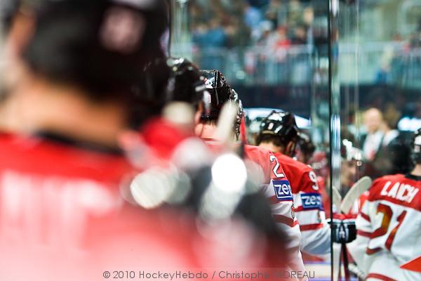 Hockey mondial 10: Le Canada écrasé — Reportage