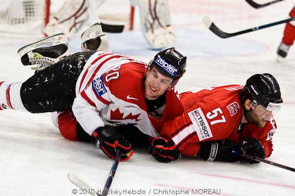 Hockey mondial 10: Le Canada écrasé — Reportage