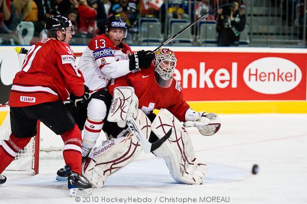 Hockey mondial 10: Le Canada écrasé — Reportage