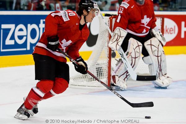 Hockey mondial 10: Le Canada écrasé — Reportage