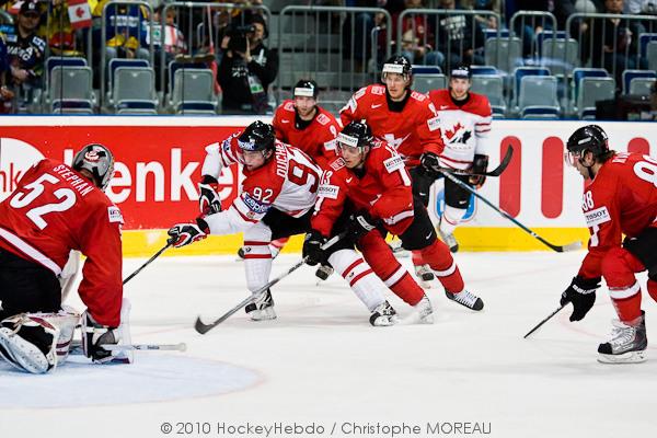 Hockey mondial 10: Le Canada écrasé — Reportage