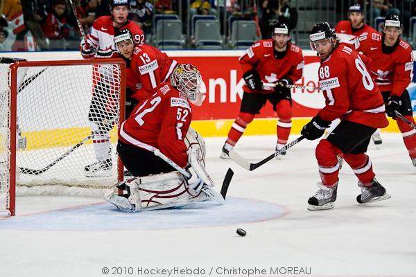 Hockey mondial 10: Le Canada écrasé — Reportage