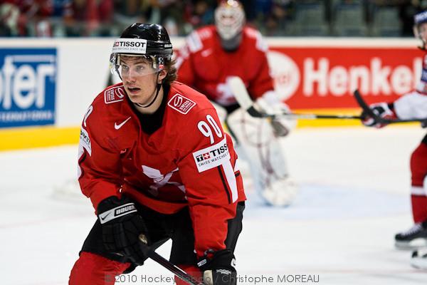 Hockey mondial 10: Le Canada écrasé — Reportage