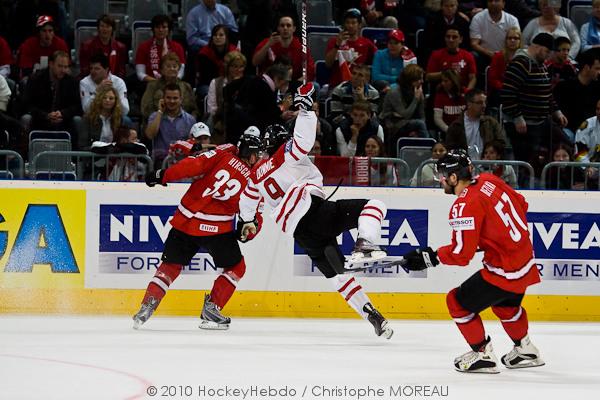 Hockey mondial 10: Le Canada écrasé — Reportage