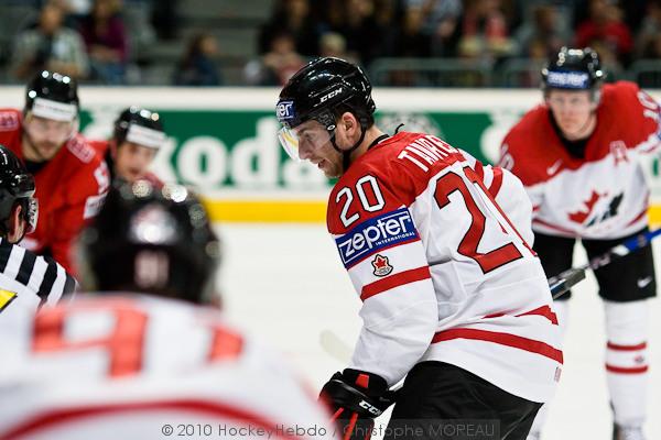 Hockey mondial 10: Le Canada écrasé — Reportage