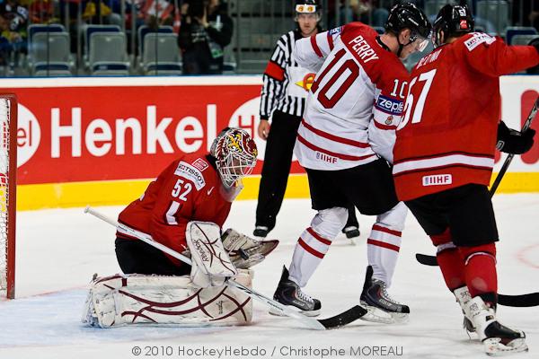 Hockey mondial 10: Le Canada écrasé — Reportage