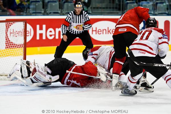 Hockey mondial 10: Le Canada écrasé — Reportage