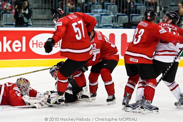Hockey mondial 10: Le Canada écrasé — Reportage