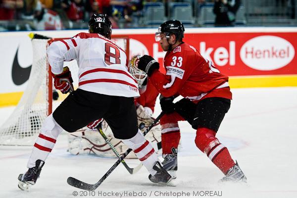 Hockey mondial 10: Le Canada écrasé — Reportage