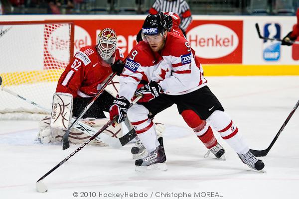Hockey mondial 10: Le Canada écrasé — Reportage