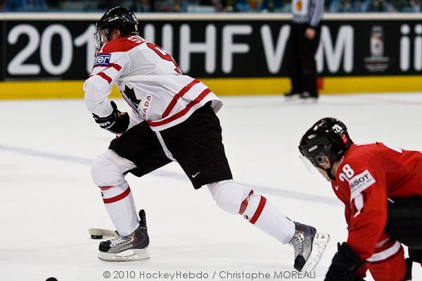 Hockey mondial 10: Le Canada écrasé — Reportage