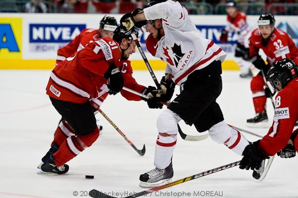 Hockey mondial 10: Le Canada écrasé — Reportage