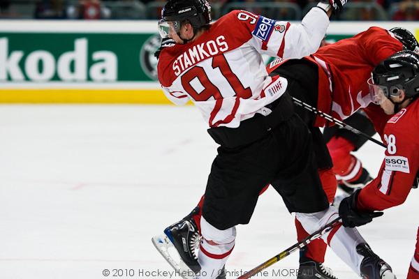 Hockey mondial 10: Le Canada écrasé — Reportage